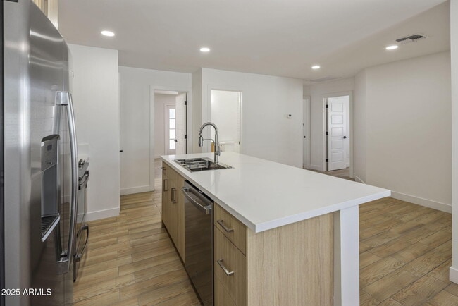 Building Photo - 220 N Drew St Rental