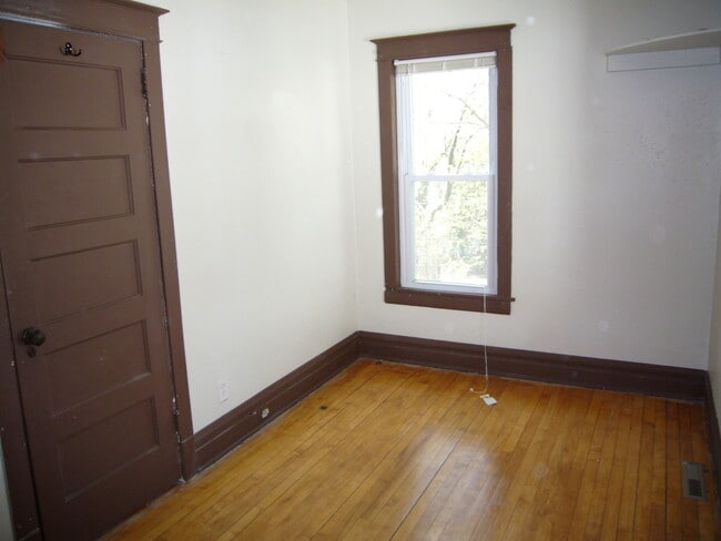 Photo - 511 N 12th Ave E