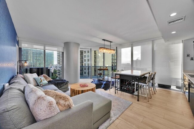 Building Photo - 55 SW 9th St Unit 2406