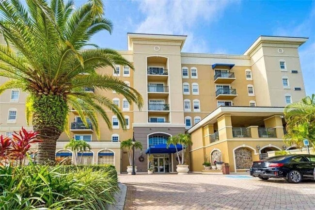 Building Photo - Annual unfurnished luxury 3/2 condo downtown Sarasota overlooking a park!