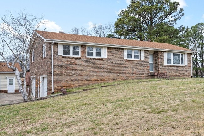 Photo - 3 Bedroom Pet Friendly Home For Rent With Finished Basement!