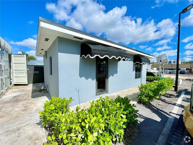 Building Photo - 2180 NW 23rd Ct Unit Cottage Rental