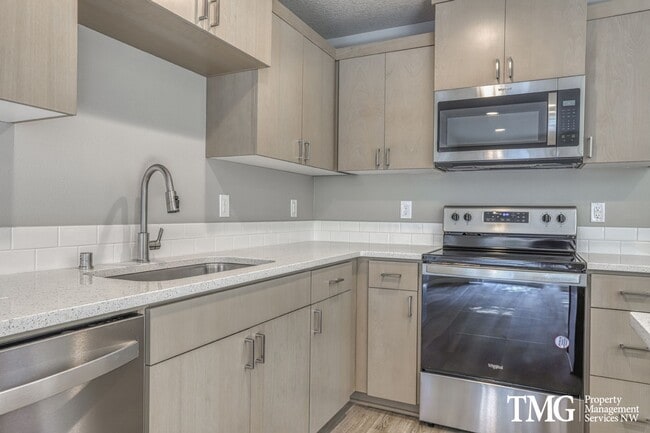 Photo - Gorgeous End Unit Townhome w/ 3 Bedroom 2.5 Bath!