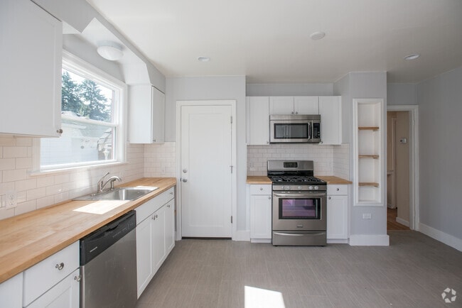 Building Photo - 2628 Northeast Ainsworth Street Unit A Rental