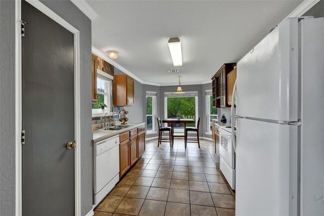 1124 Lago Vista St