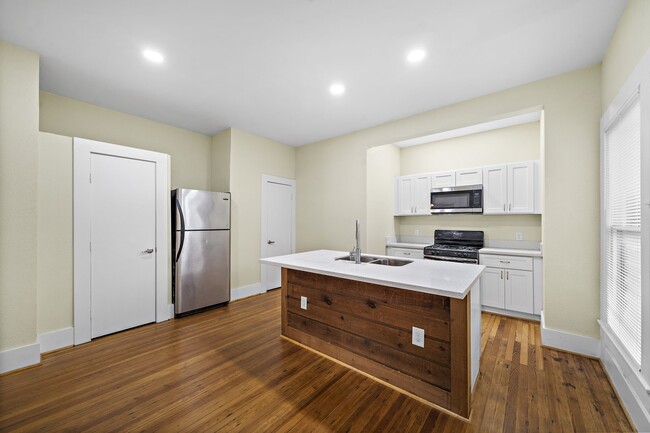 Building Photo - 811 Sul Ross St Unit 2
