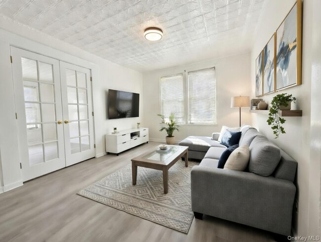 Photo - 611 St Lawrence Ave Unit 2