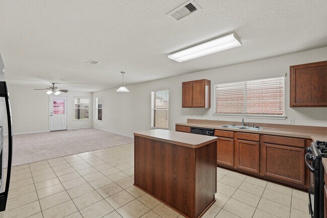 Photo - 1102 Honeysuckle Vine Dr