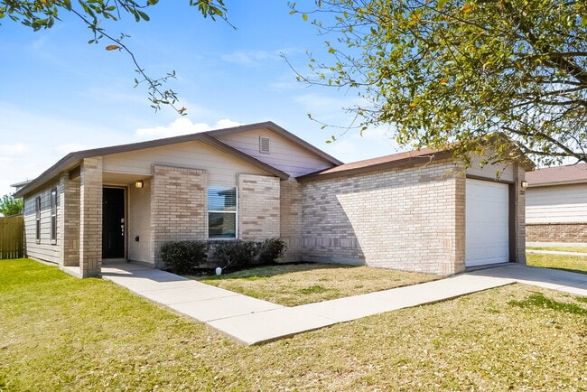 Photo - 7223 Archers Coach