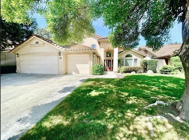 Photo - 4 Bedroom 2.5 bathroom 2 Story Home Naragh...