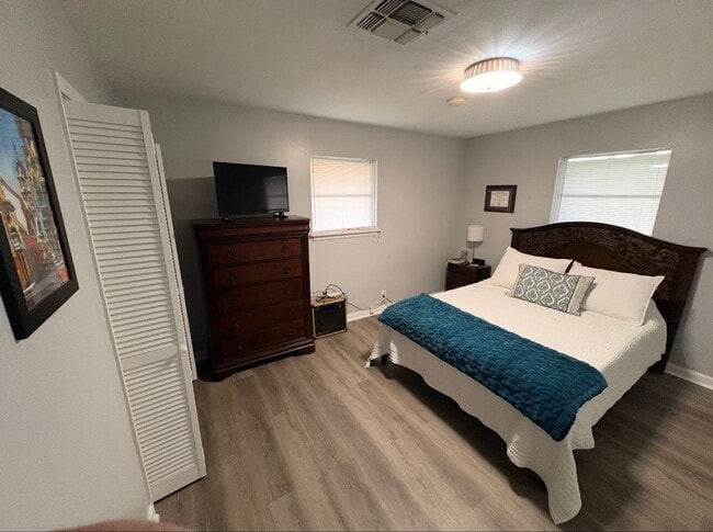 Photo - 126 W Lee St