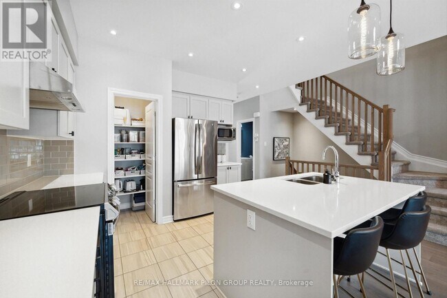 Photo - 358 Rainrock Cres