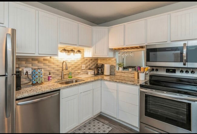 Building Photo - 1100 E 6th St Unit 2