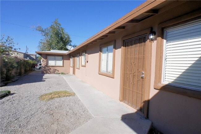 Building Photo - 2608 E Mesquite Ave Unit 3