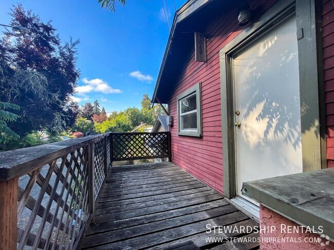 Building Photo - Adorable and unique upstairs studio Rental