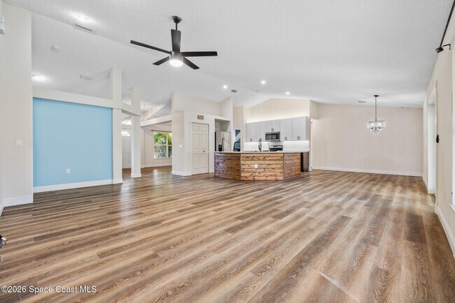 Photo - 1126 Ruby St SE