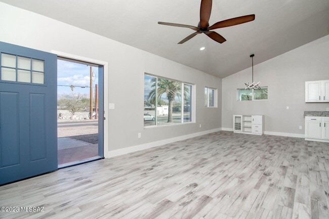 Photo - 892 E Glenn St