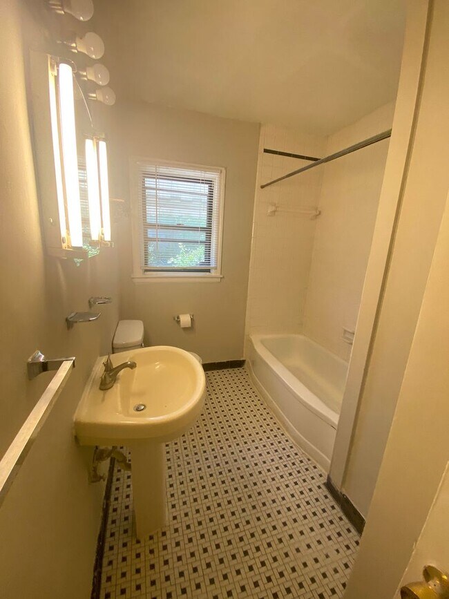 1 bed, 1 bath (new appliances) in Berclair Rental House Rental in Memphis, TN