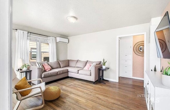 Photo - 2bd, 1b Cozy Home awaits in Boise Bench!