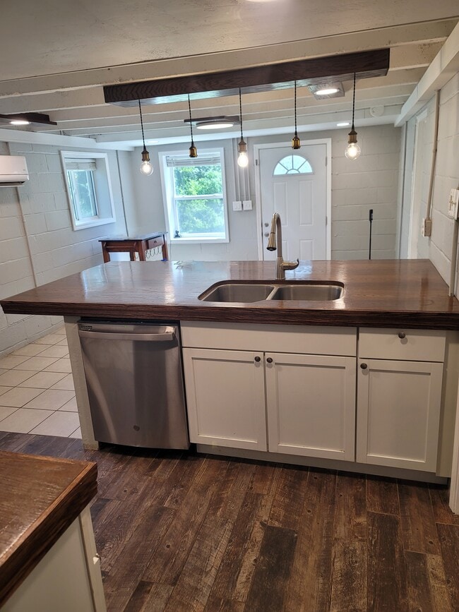 Building Photo - 327 S Hocker Ave Unit R Rental