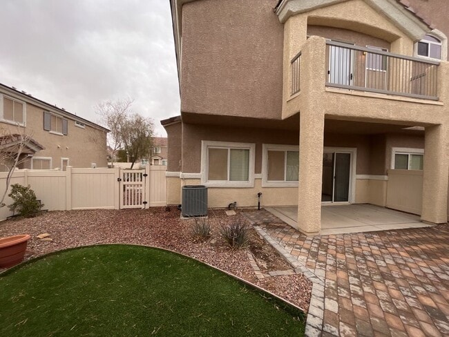 Photo - SPACIOUS 3-BEDROOM 2 1/2 BATH TOWNHOME IN ... Unit #102