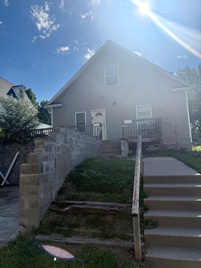 Building Photo - 2305 1/2-2038-32 S Cleveland St Unit 2038 S Cleveland St UPPER