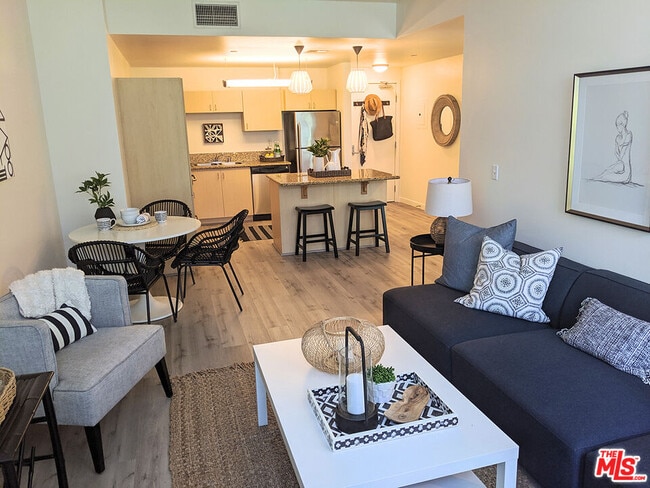 Building Photo - 630 W 6th St Unit 315