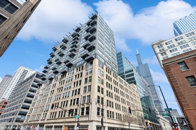 Building Photo - 565 W Quincy St Rental