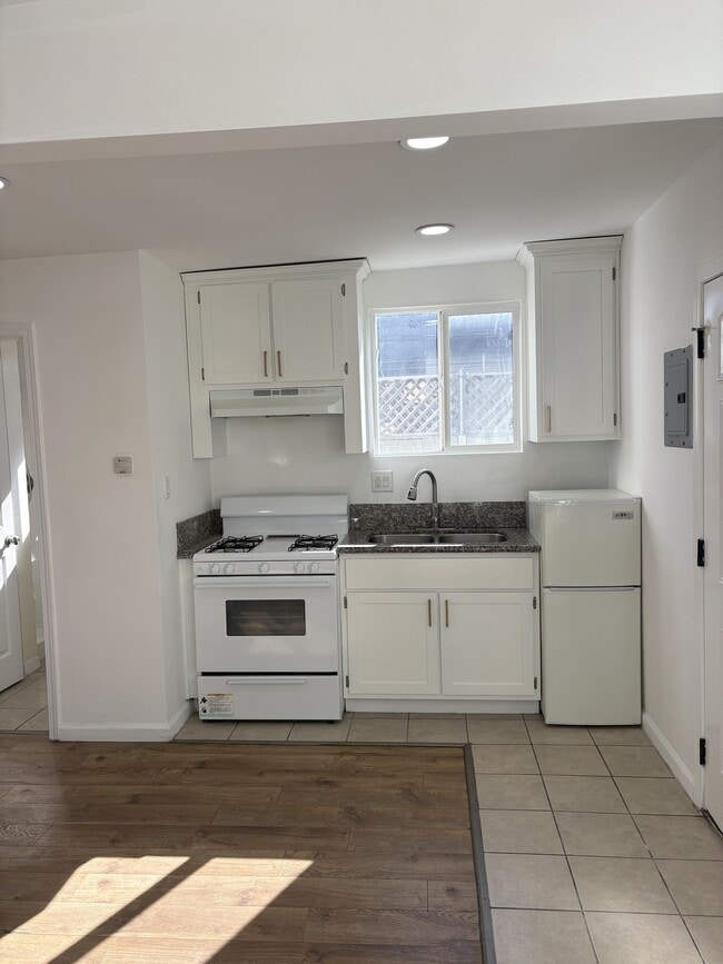 kitchen - 3052 West Blvd Unit 3052