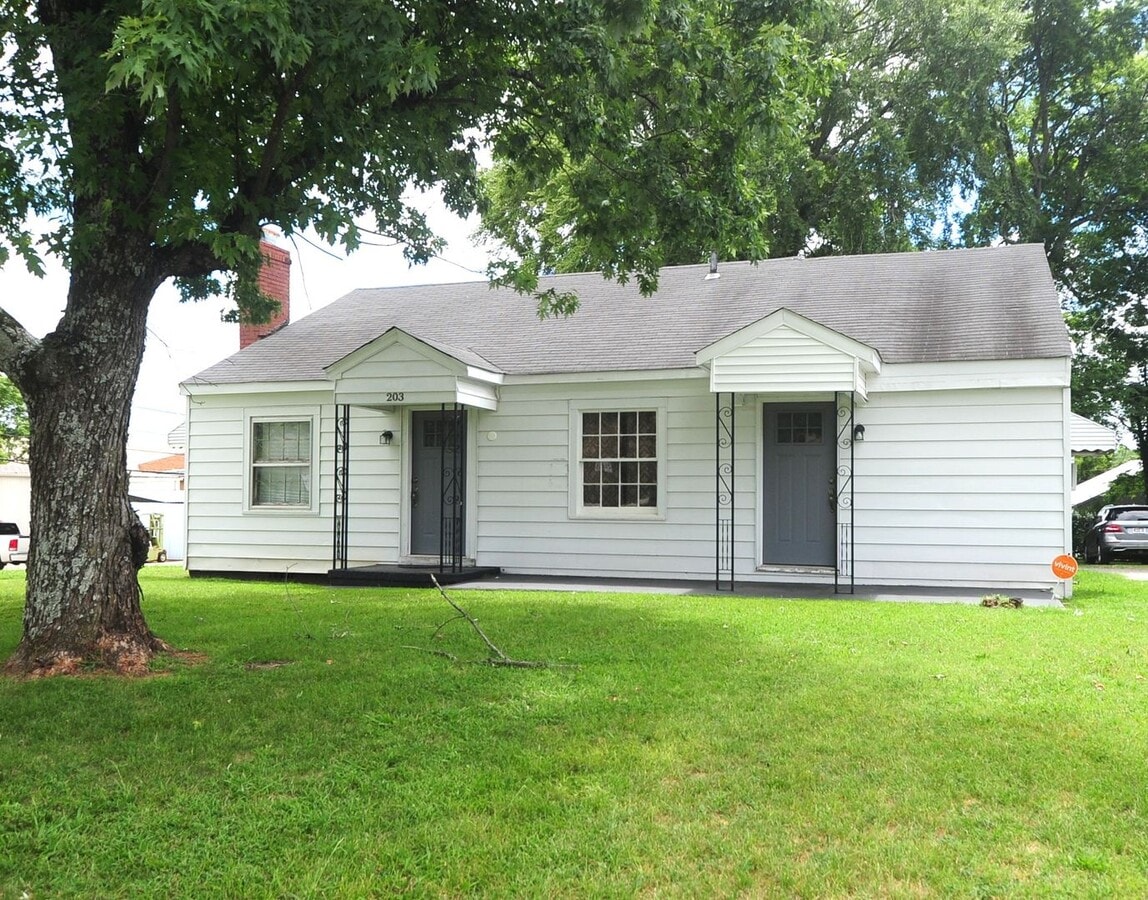 Photo - 203 Oakwood Ave NE House