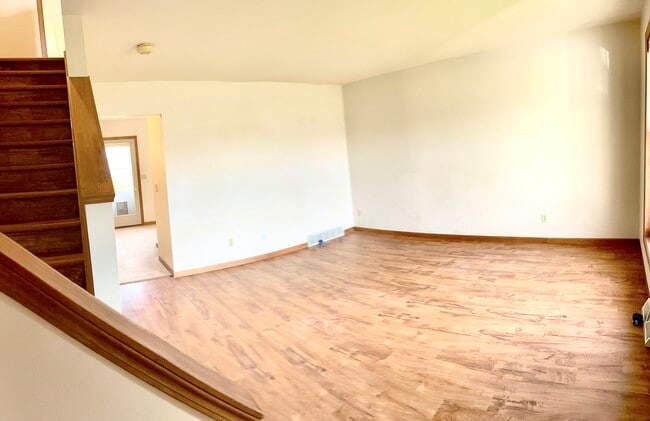 Photo - 205 Applewood Ln