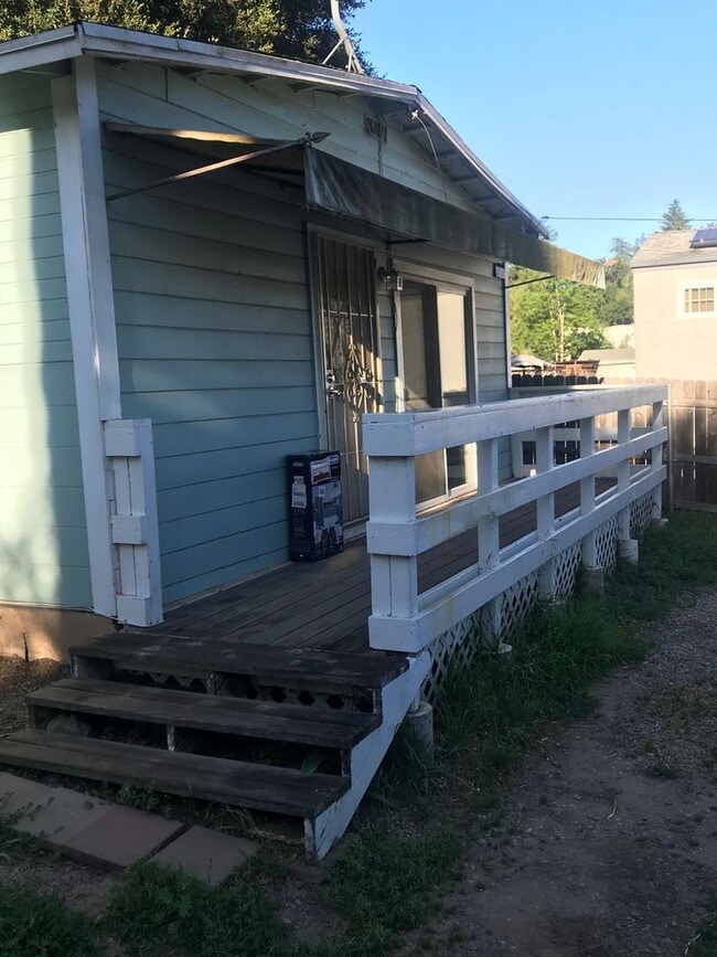 Building Photo - OJAI One bedroom cottage!