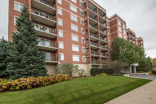 Building Photo - 5555 N Cumberland Ave Unit 802 Rental