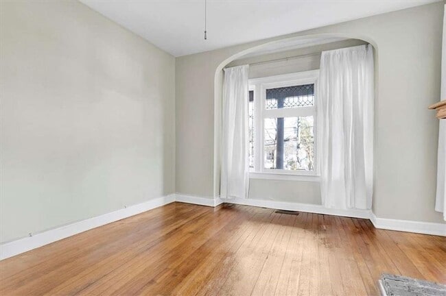 Photo - 952 Myrtle St NE