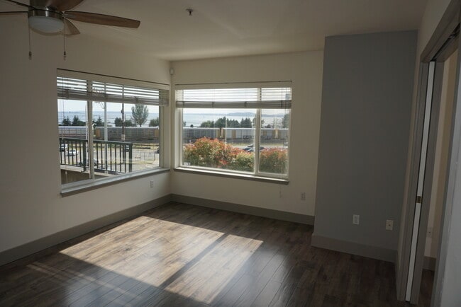 Building Photo - Gorgeous Queen Anne Condo w/ Panoramic Vie... Unit 106