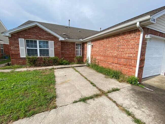 Building Photo - 1108 Brandywine Unit 5