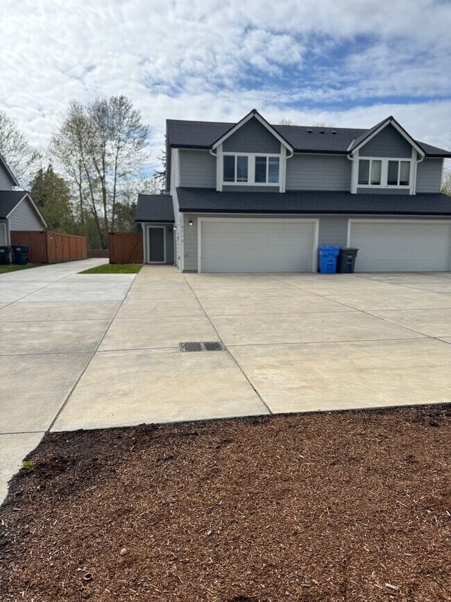 Building Photo - Charming 3 Bedroom and 2.5 Bathroom home located in desirable Tacoma