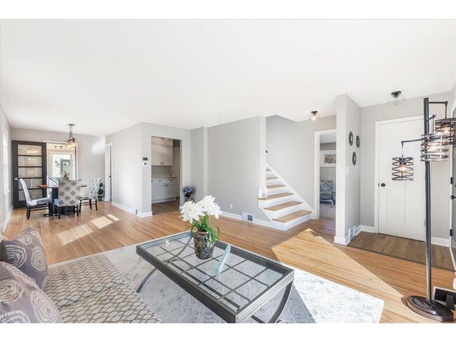 Photo - 2910 Vernon Ave S