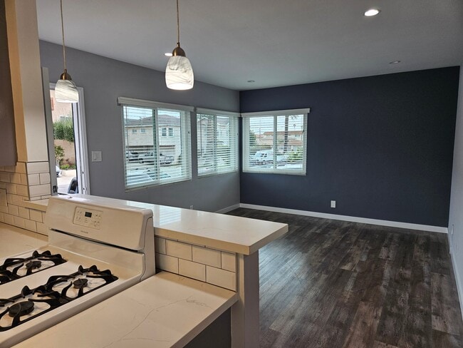 Photo - 1035 W 12th St