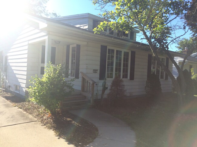 Photo - 858 N 6th St House