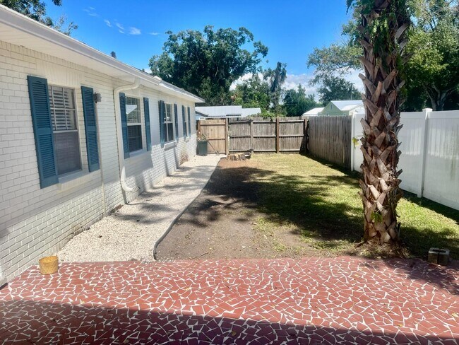 906 W Candlewood Ave