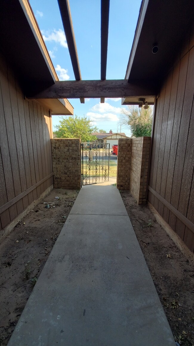 Photo - 2042 Magill St