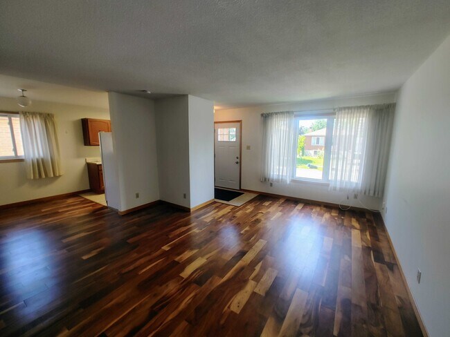 Photo - 581 MacDonnell St Unit Room 4