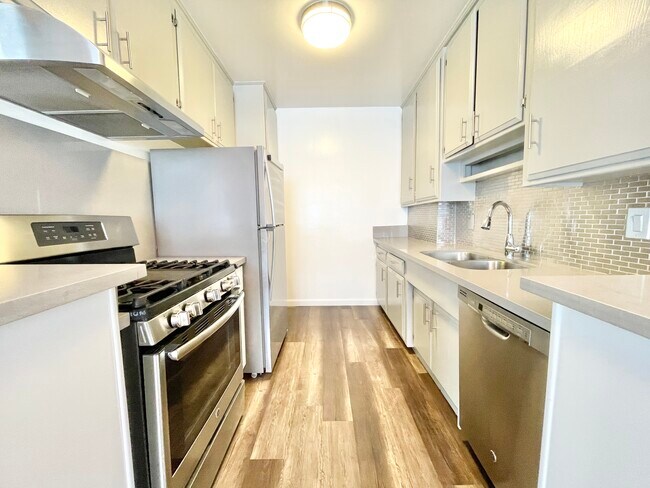 Photo - 1037 N Harper Ave Unit 9