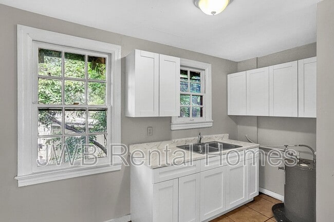 Photo - 533 E 27th St