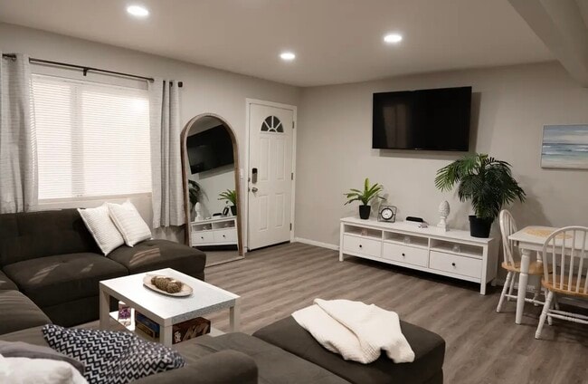 Photo - 6716 N Elman St Unidad apt 1