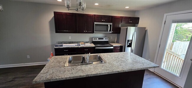 285 Creekwood Ave Unidad C