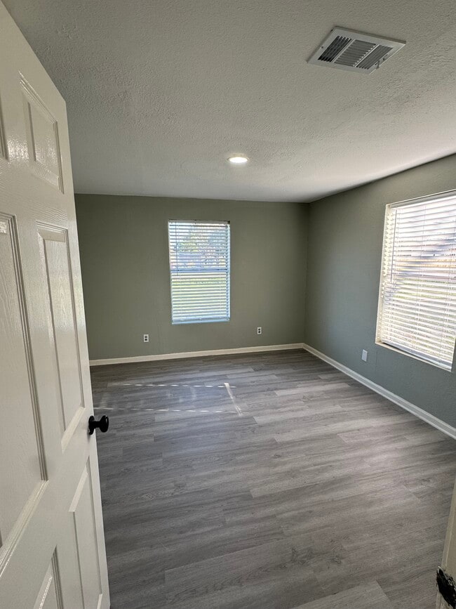 Photo - 105 N Avenue D