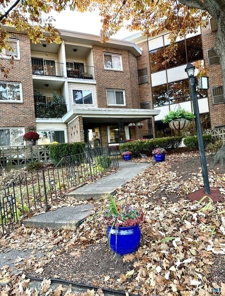 Building Photo - 126 Biruta St