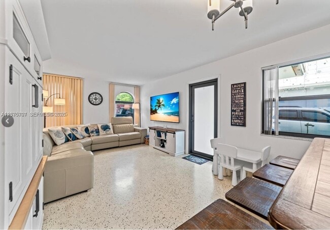 Photo - 1136 NW 34th Ave Unidad Main